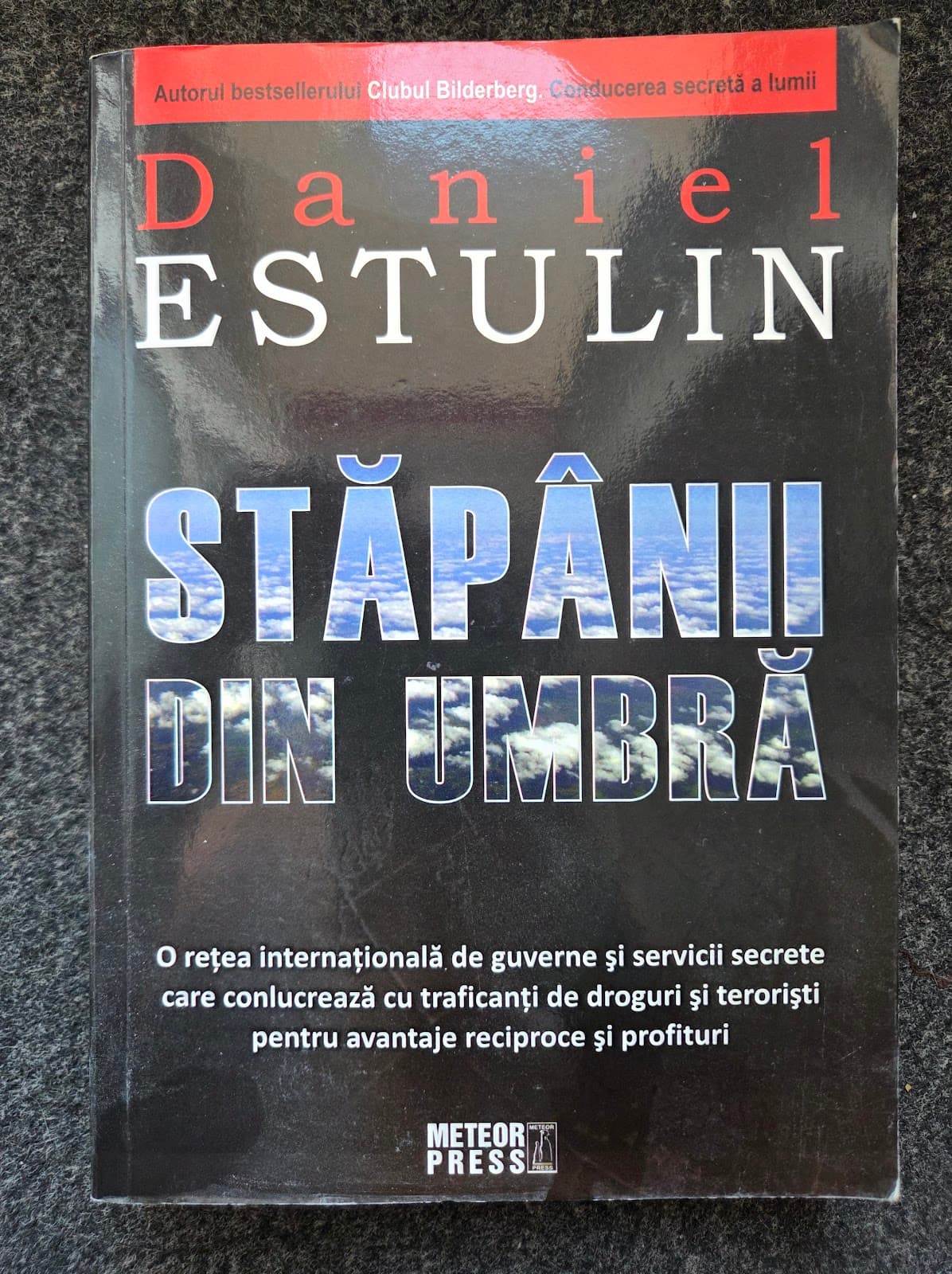 STAPANII DIN UMBRA